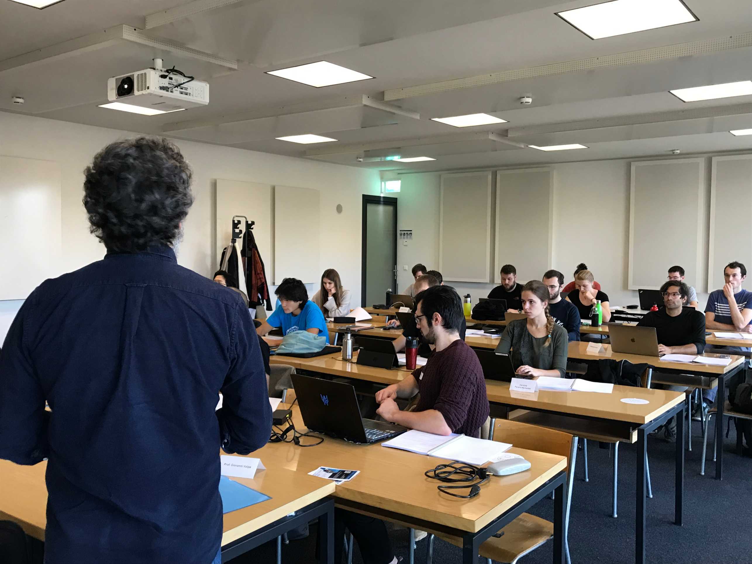 Prof. Giovanni Volpe in front of the class