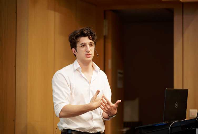 Dr. Riccardo Rizzo at the speaker's desk in Audi Max